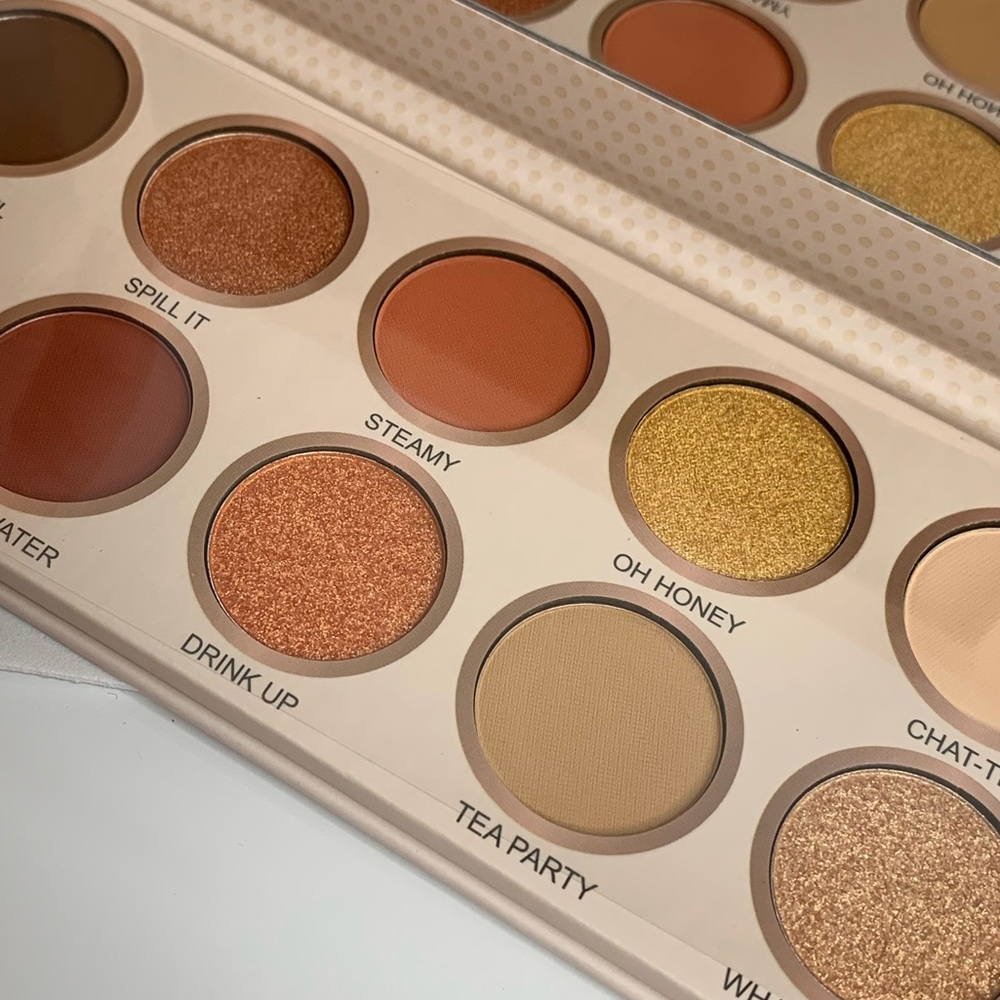 Woman Beautiful neutral colors eyeshadow pallete